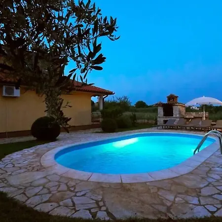 Holiday House Zugan בית נופש *
